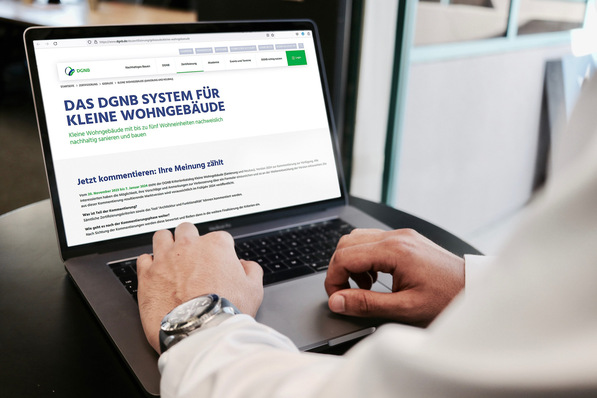 Auf seiner Internetseite stellt der DGNB den Kriterienkatalog seiner Nachhaltigkeitszertifizierung für kleine Wohngebäude zum Herunterladen bereit.