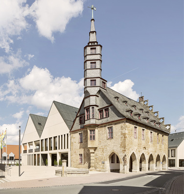 Das gotische Rathaus von 1377 erhielt mit neuem Anbau und neuem Nebengebäude eine Ergänzung, die Respekt zeigt, ohne historistisch zu sein.