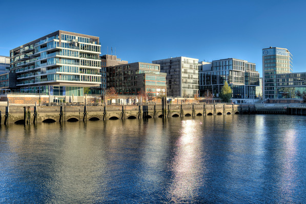 Ungenutzte Dachflächen in der Hamburger Hafencity: Die Ökoenergiegenossenschaft Green Planet Energy fordert die Beibehaltung der PV-Pflicht für Wohngebäude in Hamburg.