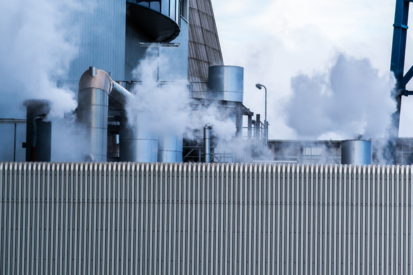 In einer Analyse weisen Wissenschaftler:innen zwar darauf hin, dass Abwärme in Berlin vor allem kleinteilig und auf einem niedrigen Temperaturniveau bis 65 Grad Celsius vorliegt. Kein Problem: Selbst niedrige Temperaturen von unter 25 Grad Celsius lassen sich mit Wärmepumpen zum Heizen nutzen.