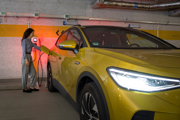 Das Laden im Mehrfamilienhaus an der eigenen Wallbox ist nach wie vor für viele noch Wunsch statt Wirklichkeit.