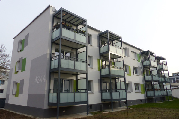 Eines der drei von der Wohnbau Gießen energetisch modernisierten Gebäude:  Messungen in diesem Mehrfamilienhaus zeigen, wieviel konsequenter Wärmeschutz und KWL bringen können.