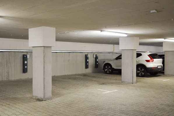 Ladepunkte in Mehrfamilienhäusern und Nichtwohngebäuden werden für den Hochlauf der Elektromobilität eine wichtige Rolle spielen.