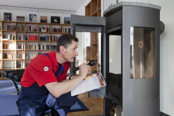 Eine Holzfeuerstätte sollte regelmäßig überprüft und gewartet werden.