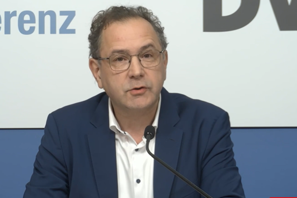 DVGW-Vorstandsvorsitzender Gerald Linke begrüßt zwar grundsätzlich, dass sich die Bundesregierung zum Ziel gesetzt hat, Deutschland bis zum Jahr 2030 zum Leitmarkt für Wasserstofftechnologien zu machen. Mit der nationalen Wasserstoffstrategie seien die Grundlagen für den Einsatz klimaneutraler Gase gelegt worden. „Doch wenn man dieses Ziel erreichen will, muss man nun an Tempo zulegen“, kritisiert er.