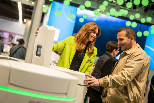  IFH/Intherm 2022: Influencerin Sandra Hunke in Action am Stand der Firma Grünbeck in der Halle 5.