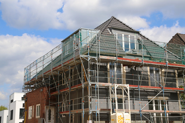 In Deutschland müssten mehr als doppelt so viele Gebäude saniert werden, um die Klimaziele erreichen zu können.