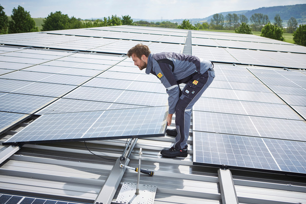 E-Handwerksbetriebe waren dem ZVEH zufolge im vergangenen Jahr an der Installation von rund 550.000 Photovoltaikanlagen beteiligt.