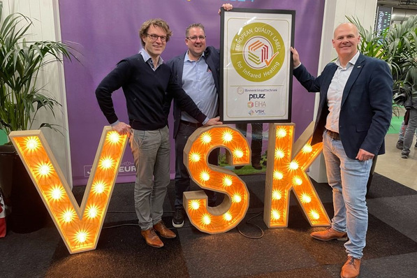 Casper Esmeijer von der Beratungsfirma Peutz (von links), Remi Hompe von der niederländischen Stiftung Raumklimatechnik und Bas Spekreijse vom europäischen Infrarotheizungsverband EIHA präsentieren das neue Gütesiegel für Infrarotheizungen.