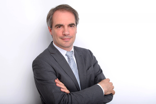 Carsten Körnig, Hauptgeschäftsführer des Bundesverbandes Solarwirtschaft: „Wir sind zuversichtlich, dass das Gesetz als Energiewende-Beschleuniger wirken wird und auf Dächern und Freiflächen in den nächsten Jahren noch mehr Solarmodule installiert werden können. Klimaschutz, Privathaushalte und Gewerbebetriebe werden profitieren. Heimische Solarmodul-Fabriken gehen jedoch leider weitgehend leer aus.“