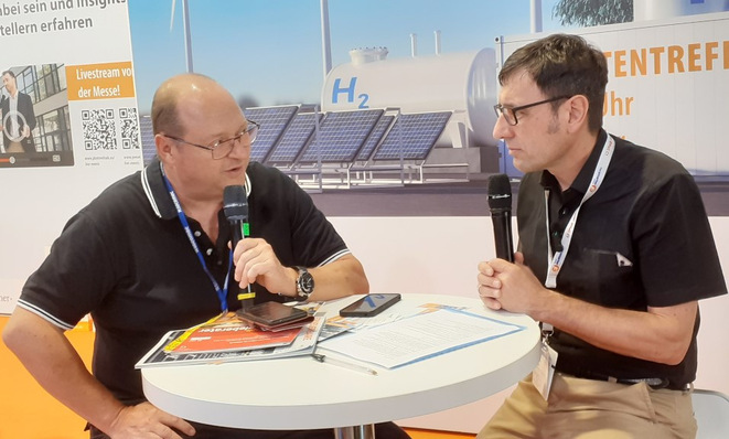Intersolar Europe 2023: GEB-Redakteur Joachim Berner im Expertengespräch mit Marketingleiter Guy Schaaf vom Speicherhersteller Socomec