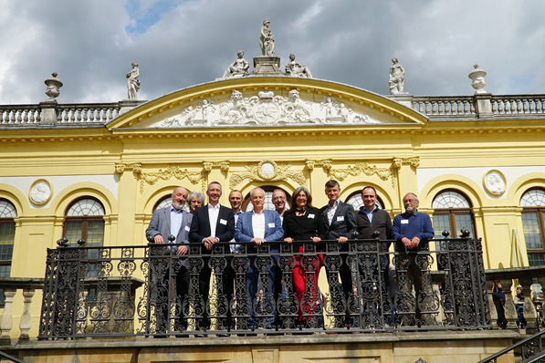 Referenten und Gastgeber der zweitägigen Tagung vor der barocken Kulisse der Kasseler Orangerie