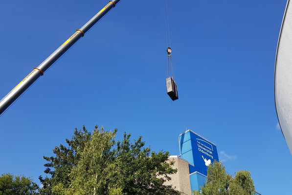 Die Universität Oldenburg hat im vergangenen Jahr neue, wassergekühlte Hochleistungsrechner erhalten, die mit einem Kran angeliefert werden mussten. Die Abwärme der Server wird nun in das Wärmenetz der Universität eingespeist.