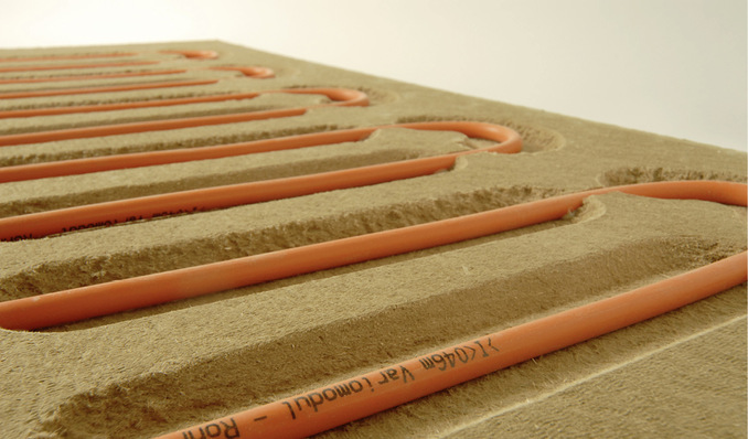 Decken- und Wandheizung Therm: In Lehmputz beschichtete Holzweichfaserplatten sind Rohrschlagen eingelegt. Ein Armierungsgewebe verhindert, dass sich Haarrisse an der Oberfläche bilden.