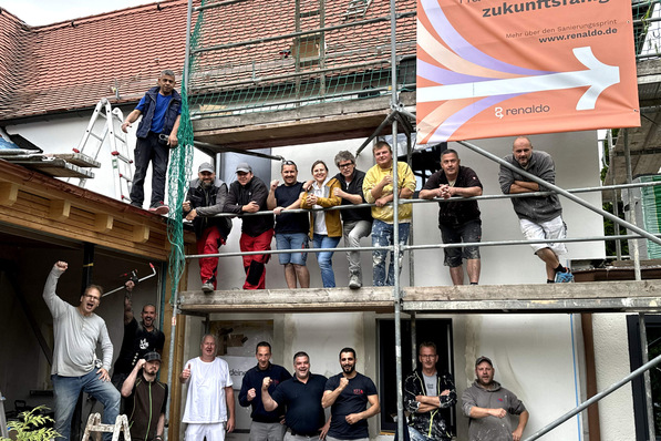 Fertig am 22. Tag: Viele Hände haben daran mitgewirkt, dass das fast 100 Jahre alte Haus in so kurzer Zeit saniert wurde. Die Idee dazu hatte der Leipziger Bauingenieur Ronald Meyer (oben, 4. v. r.)