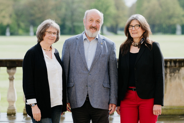 Wechsel an der Spitze des DEN: Jutta Maria Betz (l.) übernahm den Platz von Hermann Dannecker im zweiköpfigen Vorstand. Marita Klempnow (r.) wurde von der Mitgliederversammlung in ihrem Amt als Vorständin bestätigt. Hermann Dannecker ist nun Ehrenvorsitzender.