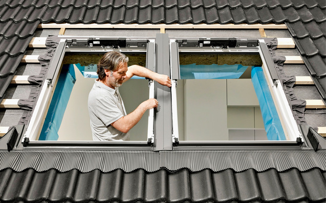 Viele Hersteller bieten inzwischen Systeme zur regen- und winddichten Montage an, die neben dem eigentlichen Fenster noch Montage-, Dämm- und Eindeckrahmen enthalten. Letzterer ragt unten über die Eindeckung und leitet Regenwasser zur Traufe.