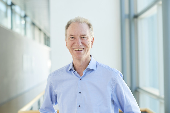 Kann Deutschland seinen Strombedarf aus erneuerbaren Energien decken? Wie viel Atom- und Kohlestrom wird importiert? Führt eine Sonnenfinsternis zu einem Blackout? Um aufgeregte Fragen wie diese zu beantworten und die Diskussion zur Energiewende zu versachlichen, rief Prof. Bruno Burger vom Fraunhofer ISE 2014 die Energy-Charts ins Leben.