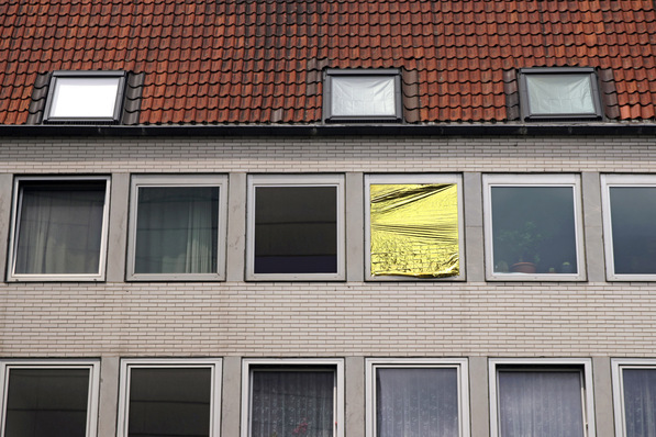 Von der energetischen Sanierung der Gebäudehüllen, inklusive des Sonnenschutzes, profitieren insbesondere von Energiearmut betroffene Bewohner:innen, in Form von Energieeinsparungen und von erhöhter Behaglichkeit.