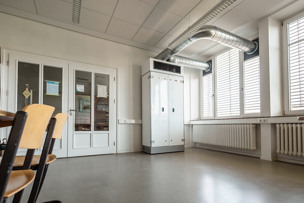 Kontrollierte Lüftung mit Wärmerückgewinnung in Unterrichtsräumen kann das Leistungsvermögen der Schüler:innen steigern und zugleich die Heizkosten senken.