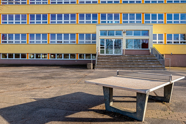 Zu viele Schulhöfe in Deutschland sind stark versiegelt und bieten Kindern und Jugendlichen zu wenig Grün zum Schutz vor der zunehmenden Hitze.