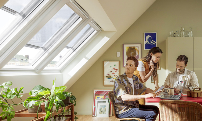 Zum sommerlichen Hitzeschutz gehört obligatorisch der Sonnenschutz, vor allem in Dachgeschossen, in denen gewohnt und/oder gearbeitet wird.