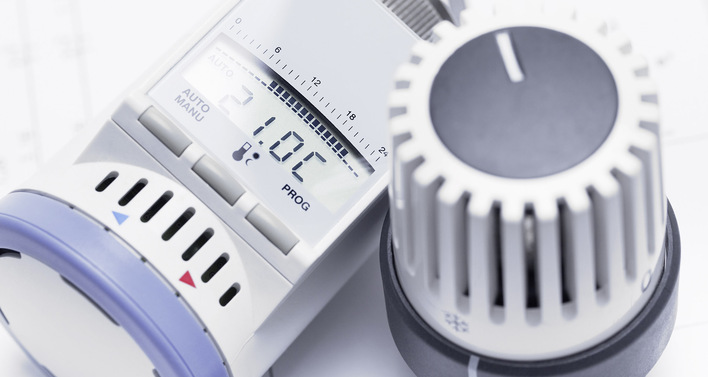 Wer herkömmliche durch digitale ­Thermostate ersetzt, kann Energie sparen – vor allem in Nichtwohngebäuden mit variierenden Nutzungszeiten.