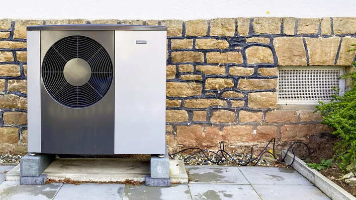 1 Der Einsatz von Wärmepumpen gilt als Schlüsselstrategie, damit der Gebäudesektor die Klimaschutzziele in der verbleibenden Zeit schaffen kann. In Bestandsbauten dümpelt ihr Anteil noch bei rund drei Prozent, obwohl auch hier Wärmepumpenkonzepte bei strategischer Sanierungsplanung durchaus effizient funktionieren können.