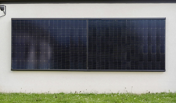 Das verdeckte Wand-PV-Montagesystem besteht aus Trägerschienen, Einlegeschienen und Dübeln, die eine waagerechte Befestigung von zwei PV-Modulen an der Wand ermöglichen.