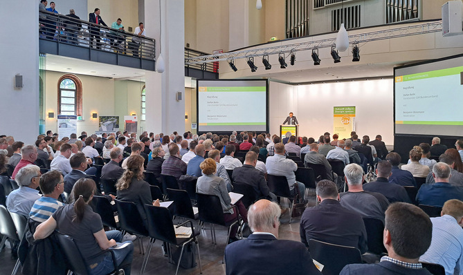 Trotz der kirchlichen Architektur war die Stimmung wenig andächtig: Gut 270 Teilnehmerinnen und Teilnehmer aus dem ganzen Bundesgebiet verfolgten die Vorträge beim GIH-Bundeskongress aufmerksam und trugen mit Anregungen, Fragen und Kritik zu einer informativen und äußerst lebendigen Veranstaltung bei.