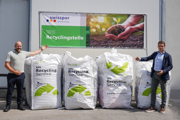 Swisspor-Geschäftsführer Daniel Brandstetter (rechts) und Produktionsleiter René Prinz zeigen die Annahme von gesammeltem EPS für das Recycling.