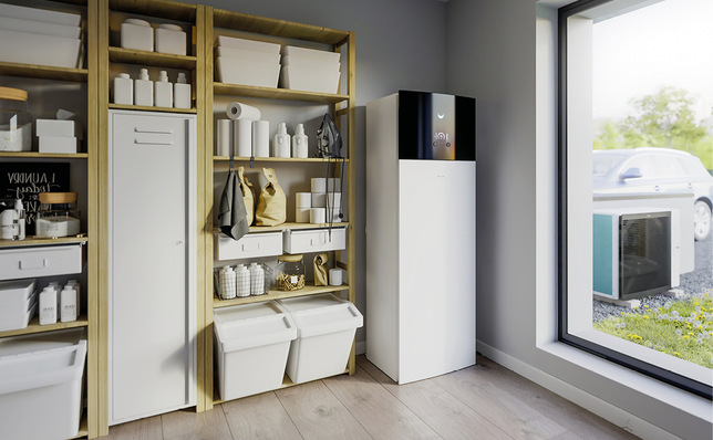 Drei verschiedene Inneneinheiten, unter anderem eine mit einem integrierten Druckspeicher aus Edelstahl, gibt es für die Außengeräte der Wärmepumpen-Baureihe Altherma 3 R.