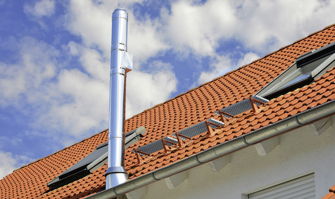 Schornsteine für Festbrennstoff­feuerungen können in der Regel nicht mehr an der Traufseite angeordnet werden. Ansonsten erfüllen sie die neuen gesetzlichen Ableit­bedingungen nicht.
