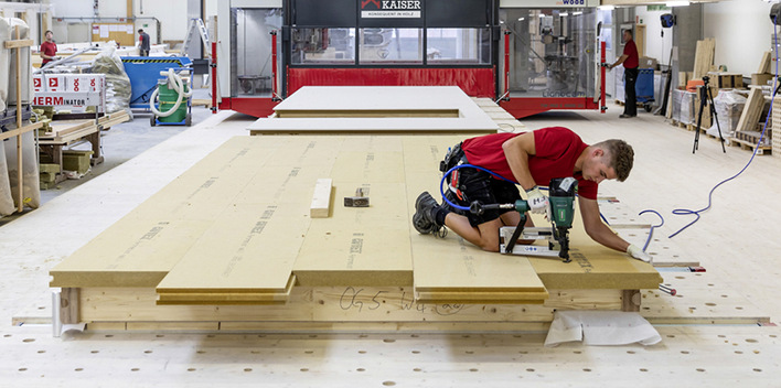 In Vorfertigung sind viele Teile des ersten FSC-zertfizierten Gebäudes in Deutschland entstanden.