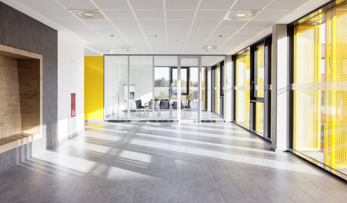 Im Gymnasium Marianum in Meppen reduziert eine mechanische Lüftung gemeinsam mit einer hocheffizienten Wärmerückgewinnung deutlich den Lüftungswärmebedarf und erfüllt gleichzeitig die Forderung nach einer guten Raumluftqualität in Klassenzimmern.