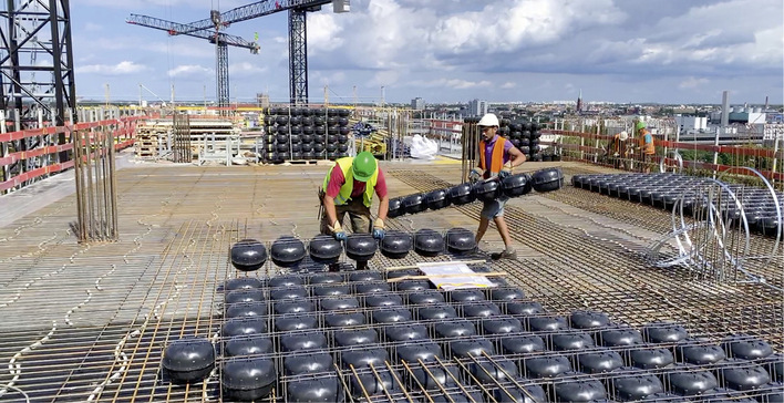 Ökologischer und wirtschaftlicher Rohbau: Cobiax-Hohlkörpermodule bestehen vollständig aus Recycling-Kunststoffen und ermöglichen Betoneinsparungen von bis zu 35 %.