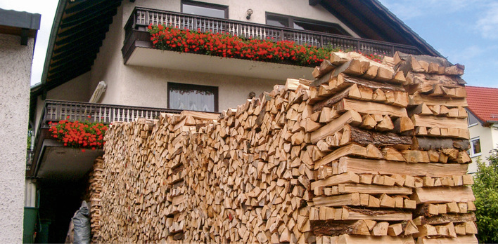 Wer viel „Holz vor der Hütten“ hat, braucht keine oder weniger Dämmung für seine CO2 -Bilanz? Ein längst widerlegter Irrglaube.