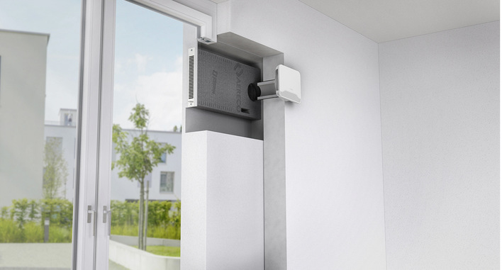 Mit dem Außen­bauteil-Luftdurchlass ZUWAH EPP lässt sich die Frischluft innerhalb der Fassade umlenken, sodass er verdeckt in der Fensterlaibung eingebaut werden kann.