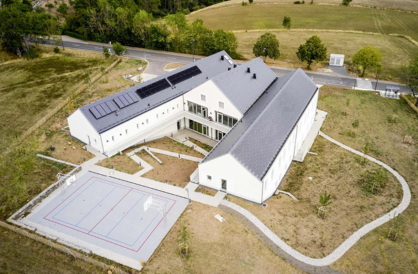 Die PV-Module fügen sich bündig in das Verlegeraster der blaugrauen InterSIN-Schieferplatten ein.