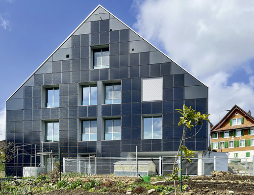 Aus alt wird neu: Das traditions­reiche Schweizer Altbauhaus wurde umgestaltet und versorgt sich nun selbst mit Strom und Wärme.