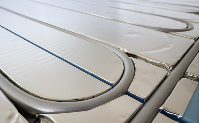 Die Platten für das wassergeführte Fußbodenheizsystem ZEWO XPS werden zusammengeklappt im Kompaktmaß 600 mm x 600 mm auf die Baustelle geliefert.