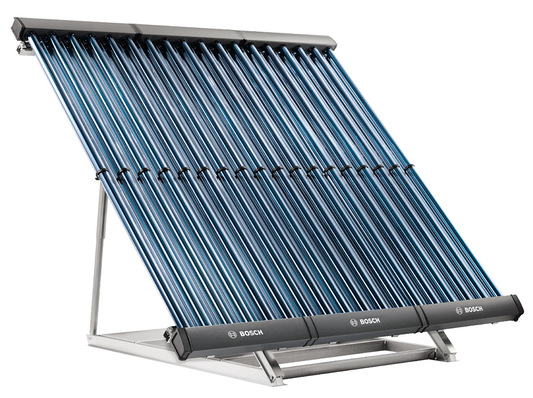 Der Vakuum-Röhrenkollektor Solar 8000 TV lässt sich auch horizontal und damit von der Straße aus unsichtbar montieren, sodass er für denkmalgeschützte Gebäude infrage kommt.