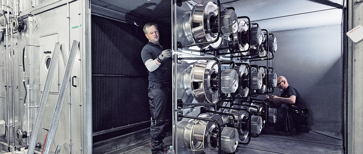 Retrofit mit Mehrwert: Neue Ventilatoren wie diese Fan Grids mit je neun EC-Modulen sparen Energie.