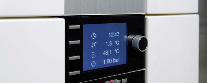 Wird die Vorlauftemperatur um ein Kelvin gesenkt, steigert sich die Effizienz einer Luft/Wasser-Wärmepumpe um zwei bis 2,5 Prozent. Es ist damit wirtschaftlich und klimafreundlich, mit einer verringerten Vorlauftemperatur bis maximal 55 Grad Celsius zu heizen.