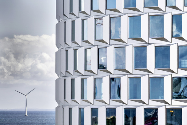 Für den Bau des Bürogebäudes Redmolen in Kopenhagen kombinieren die Architektinnen und Architekten das hochtransparente Sonnenschutzglas Cool-Lite SKN 176 mit dem Tageslichtglas Eclaz von Saint-Gobain.
