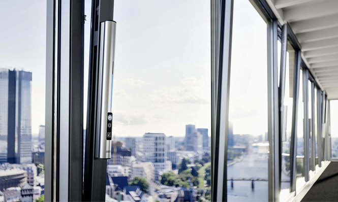 ﻿Beim Fensterantrieb F 1200+ aktiviert ein Sensor das Bedienfeld, sobald sich eine Person nähert. Kapazitative Touchbuttons und eine LED-Anzeige erleichtern die Bedienung. Ein zusätzlicher Helligkeitssensor passt die LED-Anzeige den Lichtverhältnissen im Raum an.