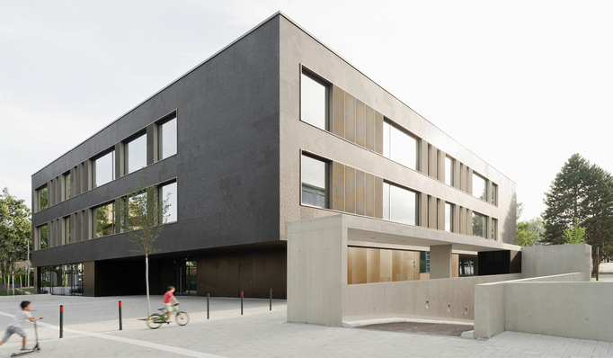 1 Kubisch und klare Kante: Die beiden Obergeschosse sind mit einer vorgehängten Fliesen-Mosaik-Fassade bekleidet.