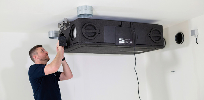 Kompakte Einheiten zur Montage unter der Decke vereinfachen die wohnungsweise Nachrüstung in Mehrparteienhäusern.