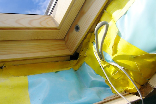 Leckage-Trio: Hier kommen undichter Fenstereinbau, faltige und daher fehlerhafte Folienverklebung und unzureichend abgedichtete Kabeldurchdringung auf engstem Raum zusammen.