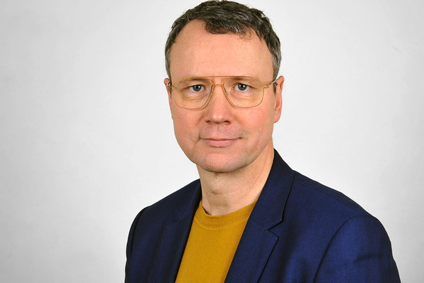 Der Referent, Dipl.-Ing. (FH) Oliver Solcher, beschäftigt sich seit Jahrzehnten intensiv mit den Themen Luftdichtheit und Lüftungstechnik und ist unter anderem Geschäftsführer des Fachverbands Luftdichtheit im Bauwesen (FLiB).